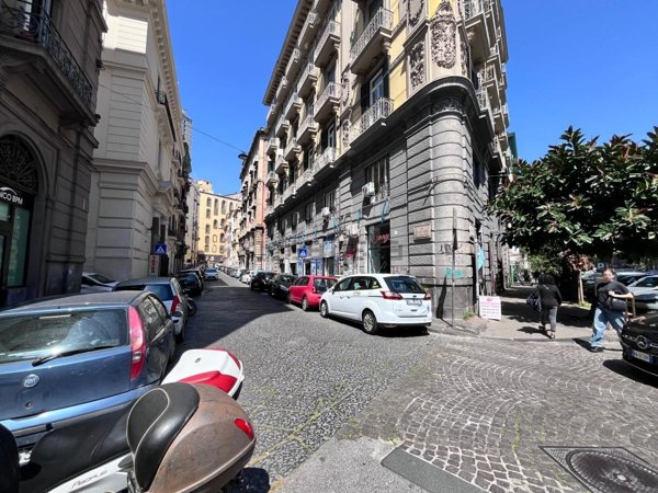 negozio in affitto a Napoli in zona Porto