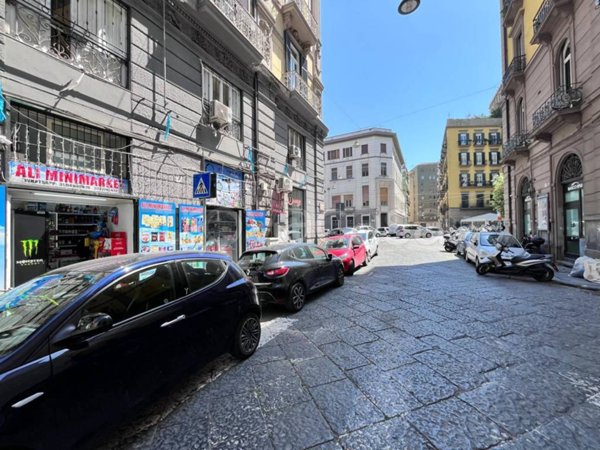 negozio in affitto a Napoli in zona Porto