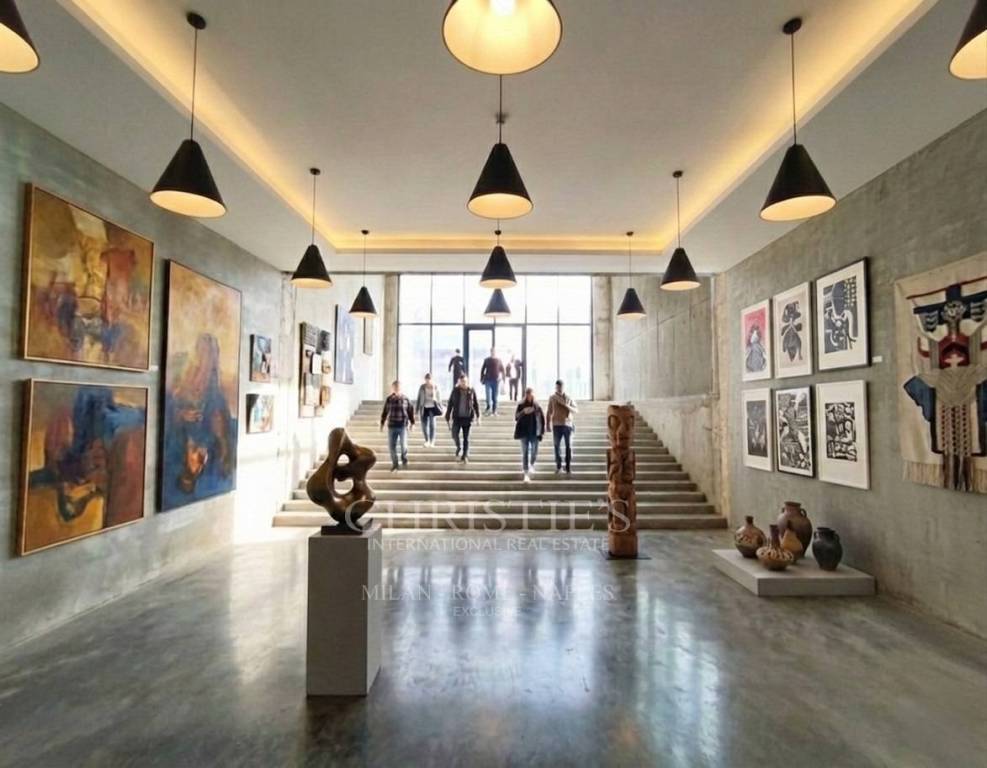 negozio in affitto a Napoli in zona Chiaia