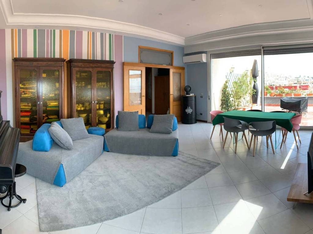 appartamento in affitto a Napoli in zona Chiaia