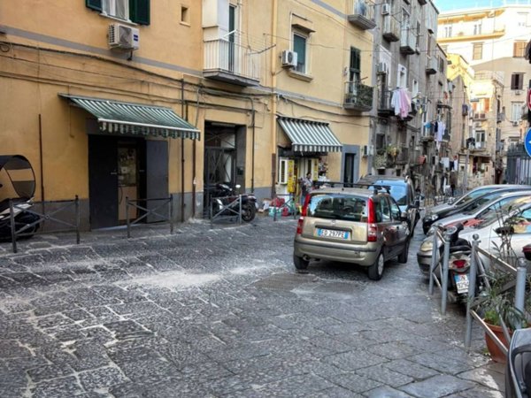 negozio in affitto a Napoli in zona Chiaia