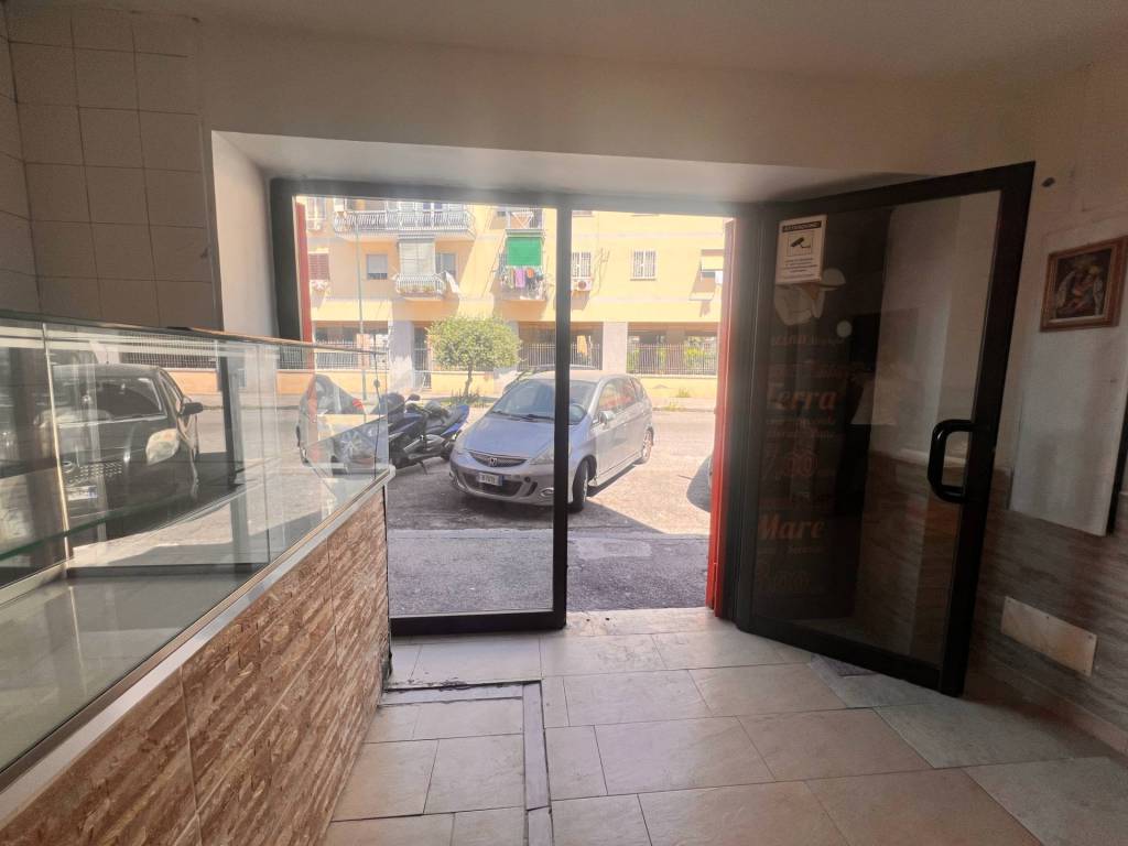 negozio in affitto a Napoli in zona Fuorigrotta