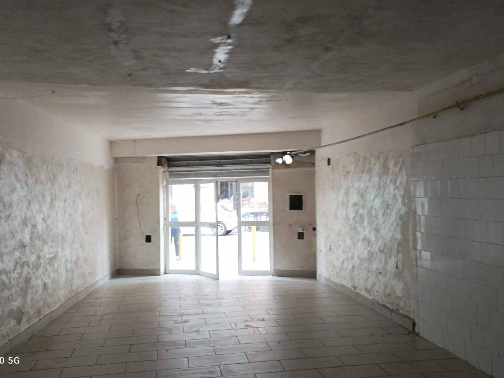 negozio in affitto a Napoli in zona Arenella