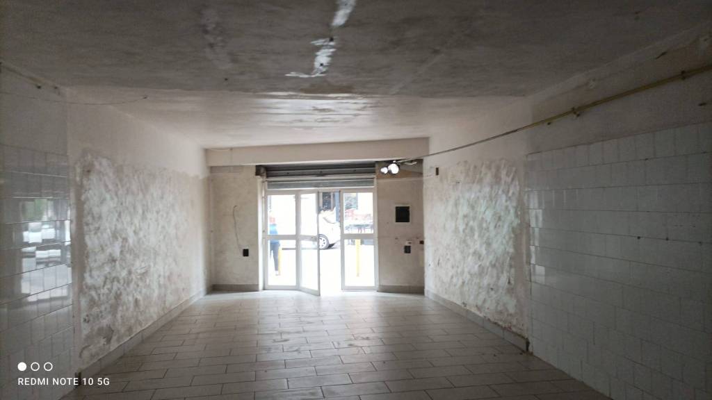 negozio in affitto a Napoli in zona Arenella