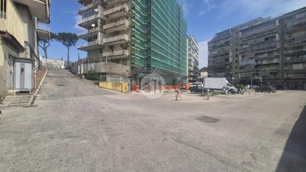 negozio in affitto a Napoli in zona Capodichino