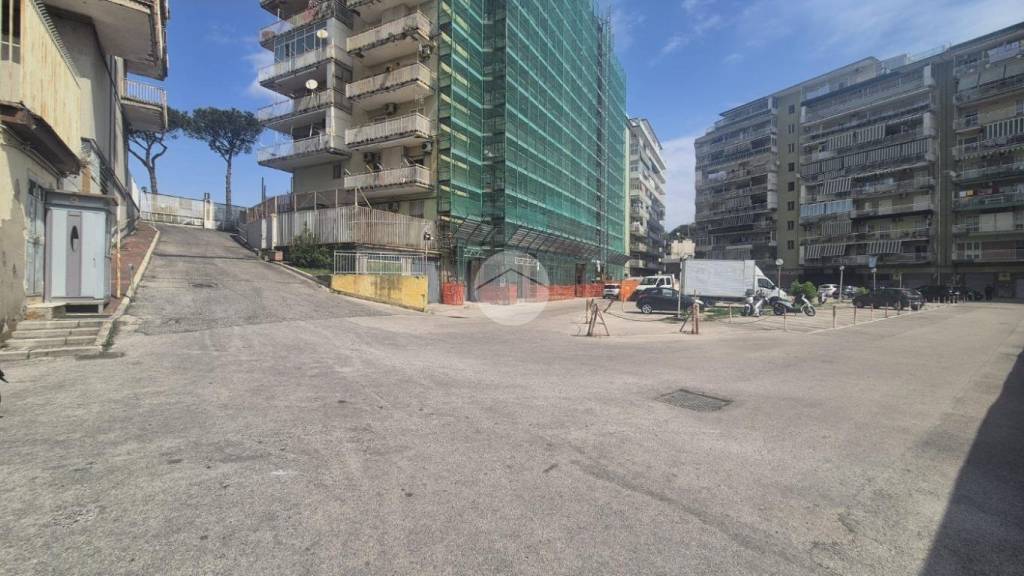 negozio in affitto a Napoli in zona Capodichino
