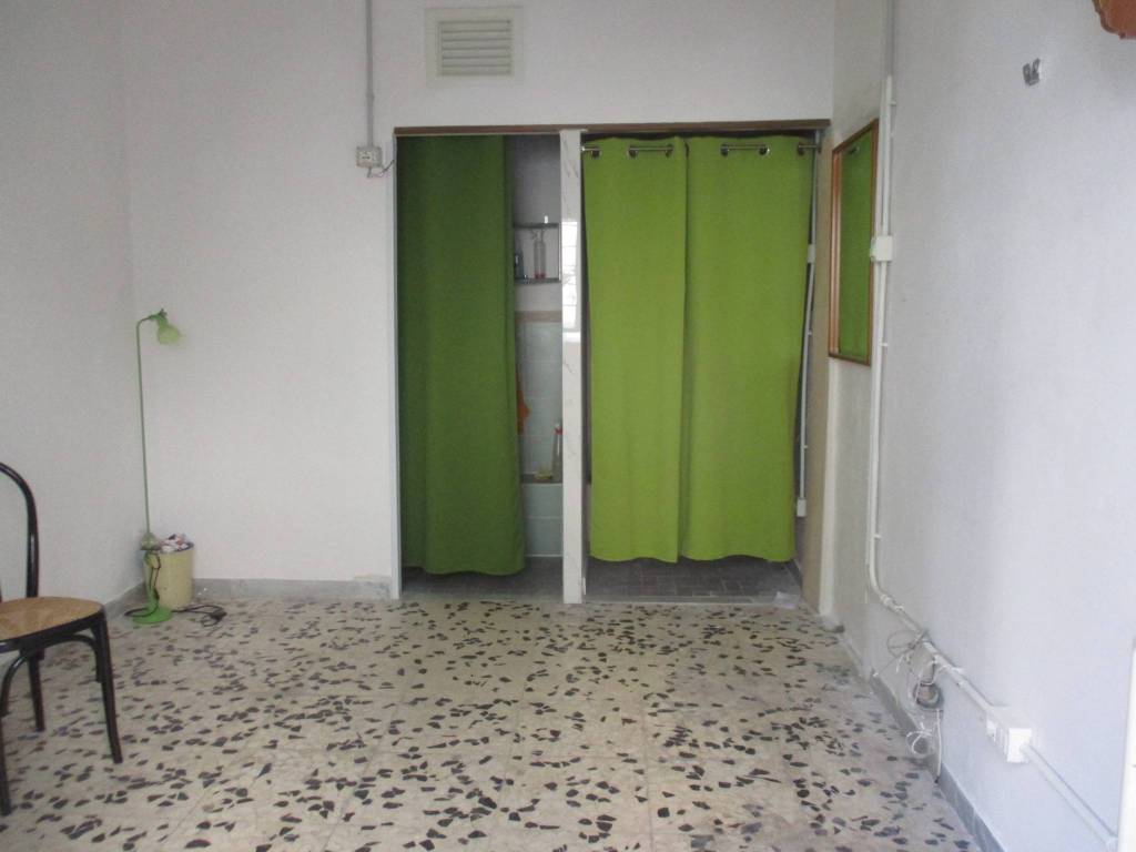 negozio in affitto a Napoli in zona Arenella