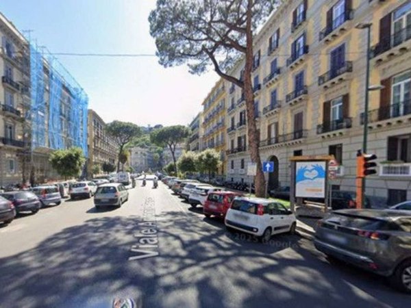 negozio in affitto a Napoli in zona Chiaia