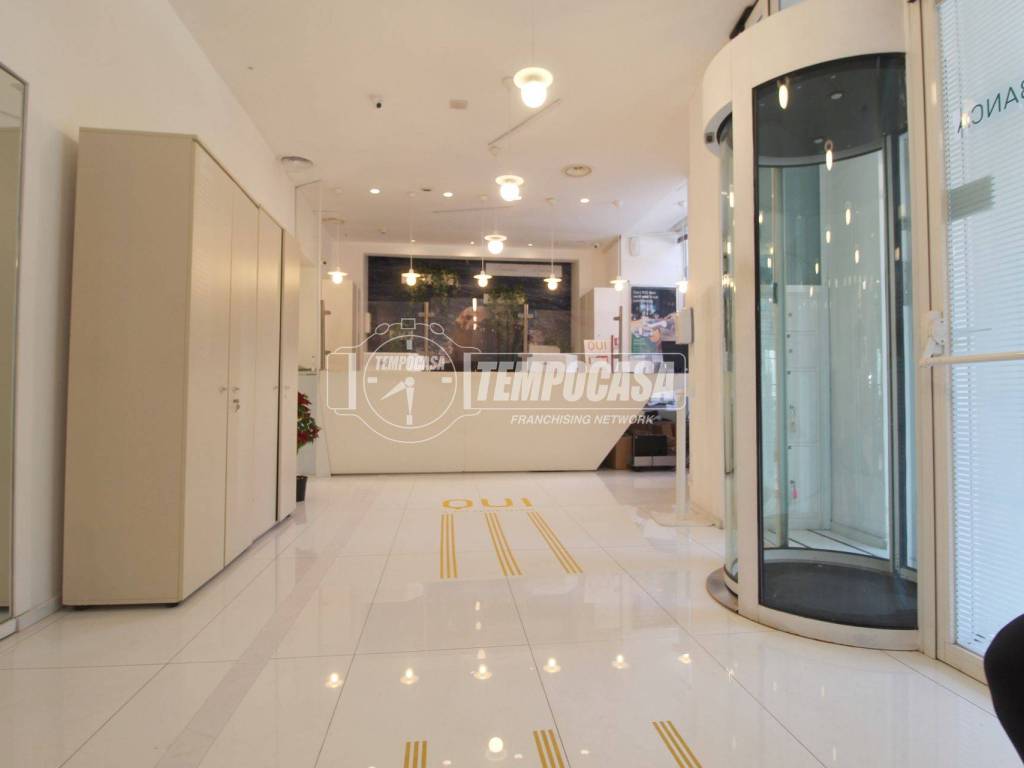 negozio in affitto a Napoli in zona Chiaia