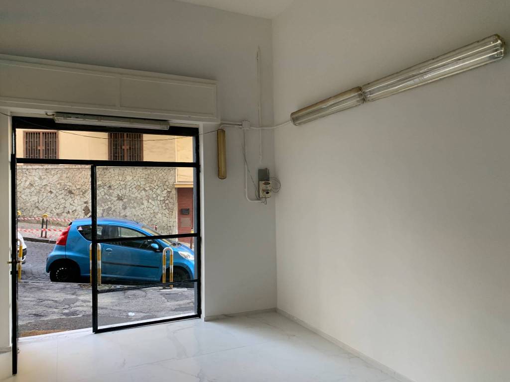 negozio in affitto a Napoli in zona Vomero