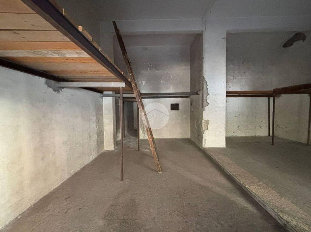 negozio in affitto a Napoli in zona San Carlo all'Arena