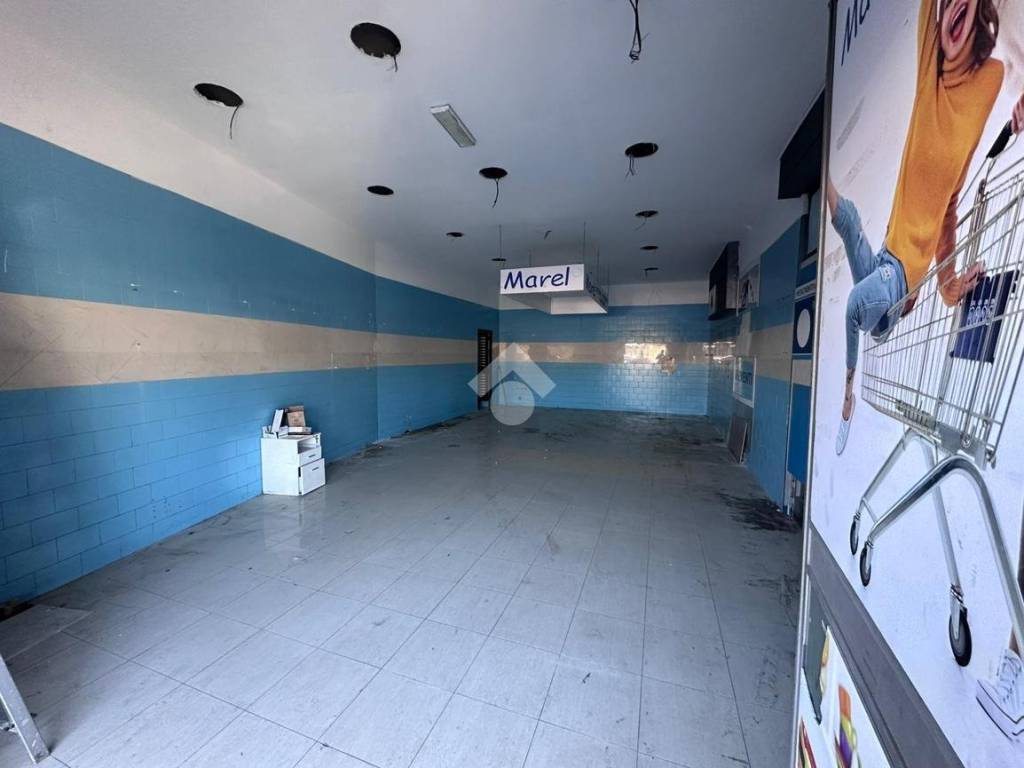 negozio in affitto a Napoli in zona Secondigliano