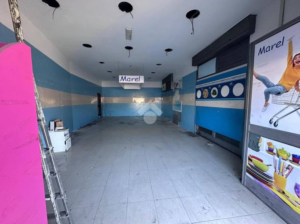 negozio in affitto a Napoli in zona Secondigliano