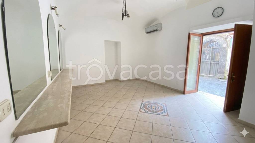 negozio in affitto a Napoli in zona San Ferdinando