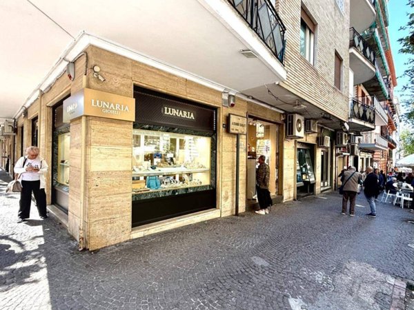 negozio in affitto a Napoli in zona Vomero