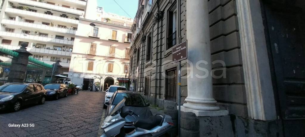 negozio in affitto a Napoli in zona Chiaia