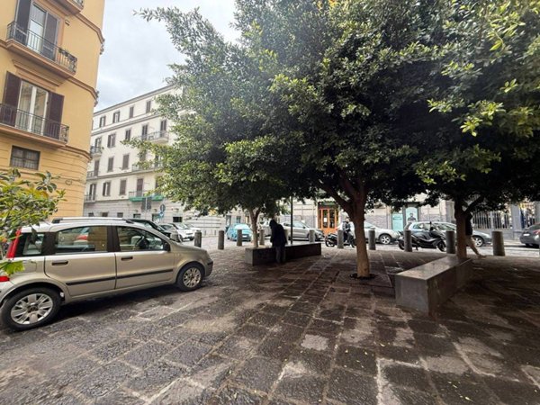 negozio in affitto a Napoli in zona Mercato