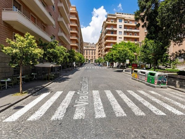 locale commerciale in affitto a Napoli in zona Chiaia