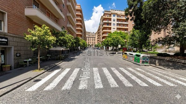 locale commerciale in affitto a Napoli in zona Chiaia