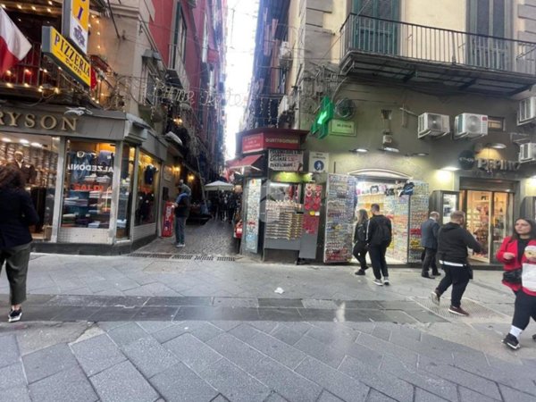 negozio in affitto a Napoli in zona Chiaia