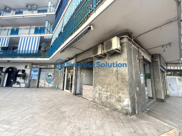 negozio in affitto a Napoli in zona Arenella