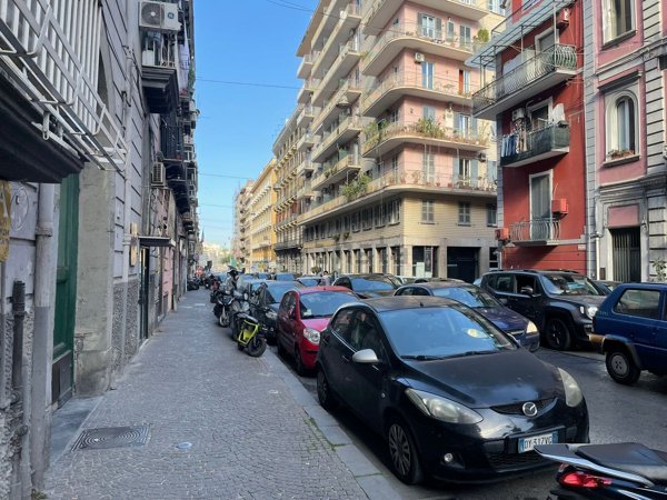locale commerciale in affitto a Napoli in zona Chiaia