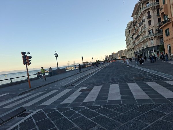 locale commerciale in affitto a Napoli in zona San Ferdinando