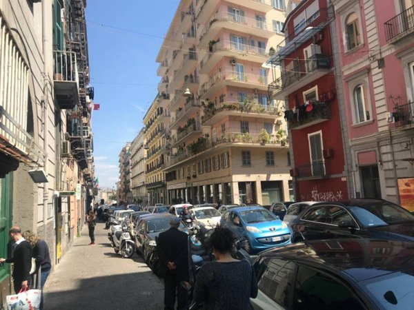 negozio in affitto a Napoli in zona Chiaia