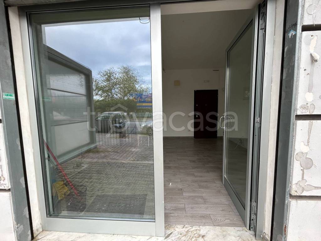 negozio in affitto a Napoli in zona Soccavo