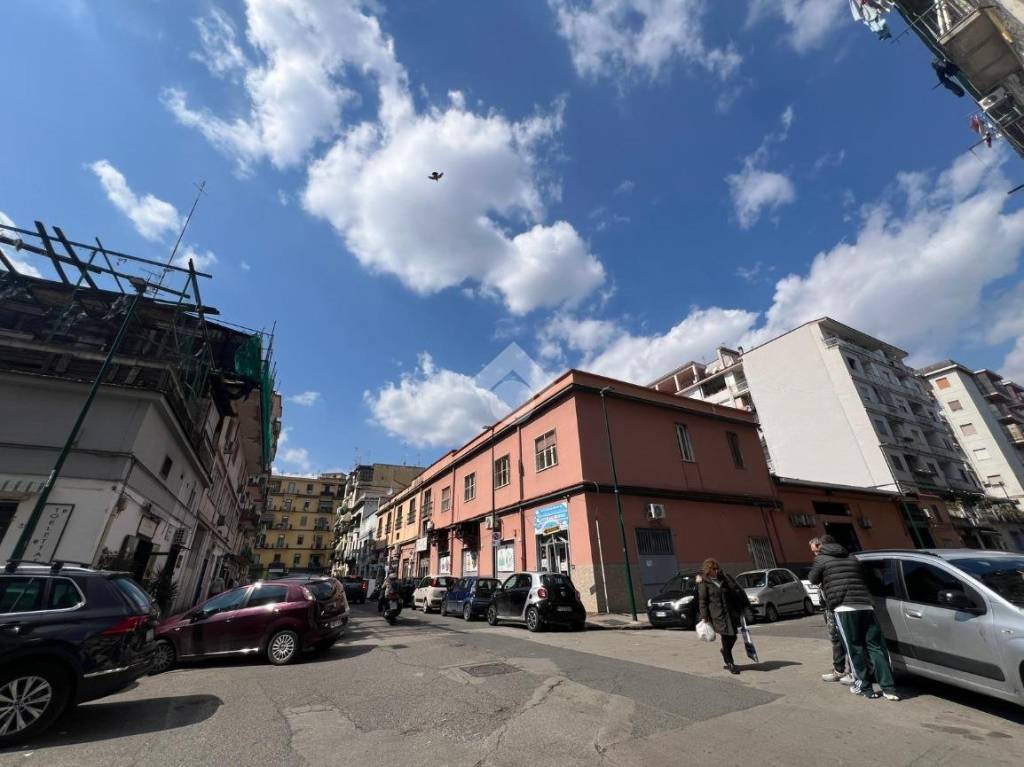negozio in affitto a Napoli