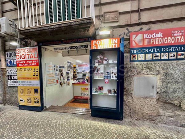 negozio in affitto a Napoli in zona Chiaia