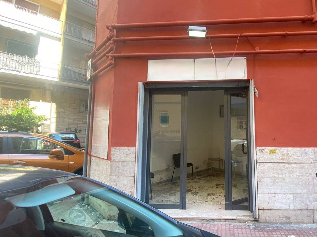 negozio in affitto a Napoli in zona Arenella