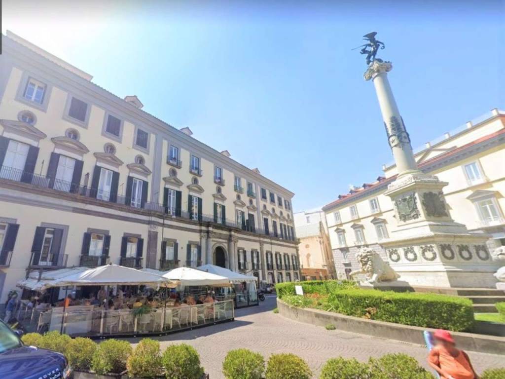 negozio in affitto a Napoli in zona Chiaia