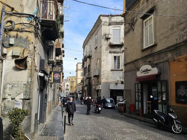 negozio in affitto a Napoli in zona Stella