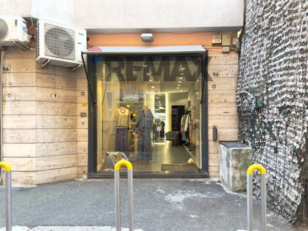 negozio in affitto a Napoli in zona Vomero