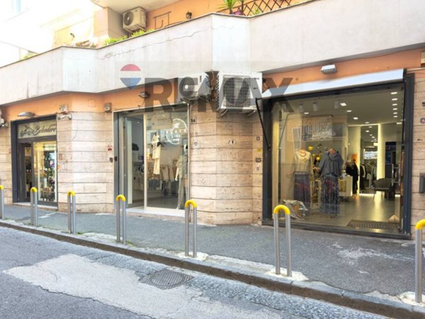 negozio in affitto a Napoli in zona Vomero