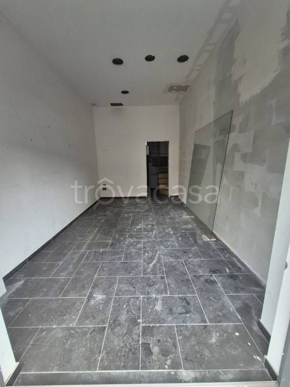 negozio in affitto a Napoli in zona Fuorigrotta