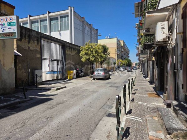 negozio in affitto a Napoli in zona Barra