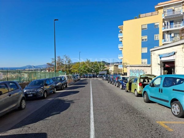 negozio in affitto a Napoli in zona Fuorigrotta