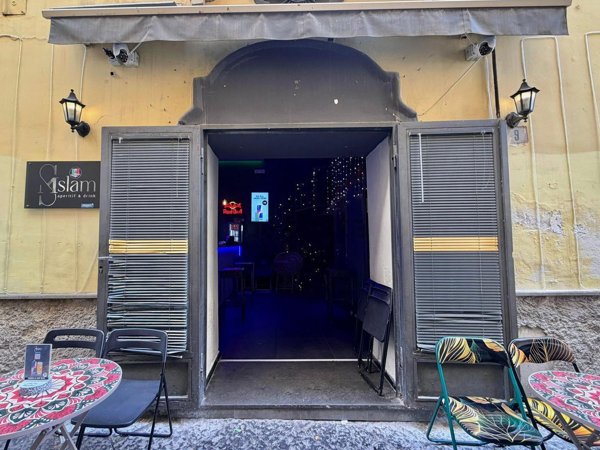 negozio in affitto a Napoli in zona Chiaia