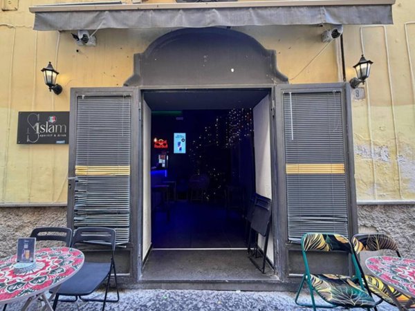 negozio in affitto a Napoli in zona Chiaia