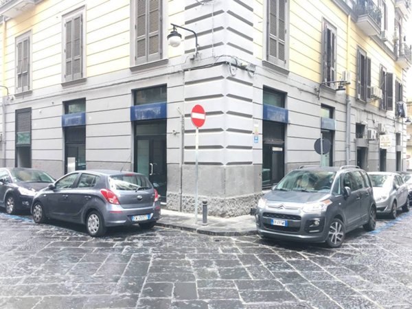 negozio in affitto a Napoli in zona Chiaia