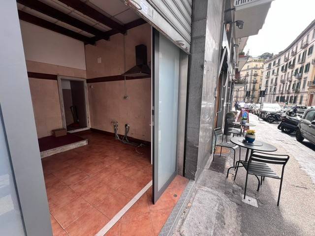 negozio in affitto a Napoli in zona Chiaia