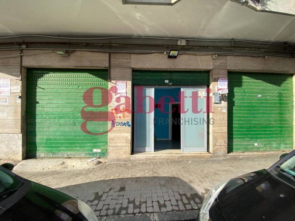 negozio in affitto a Napoli