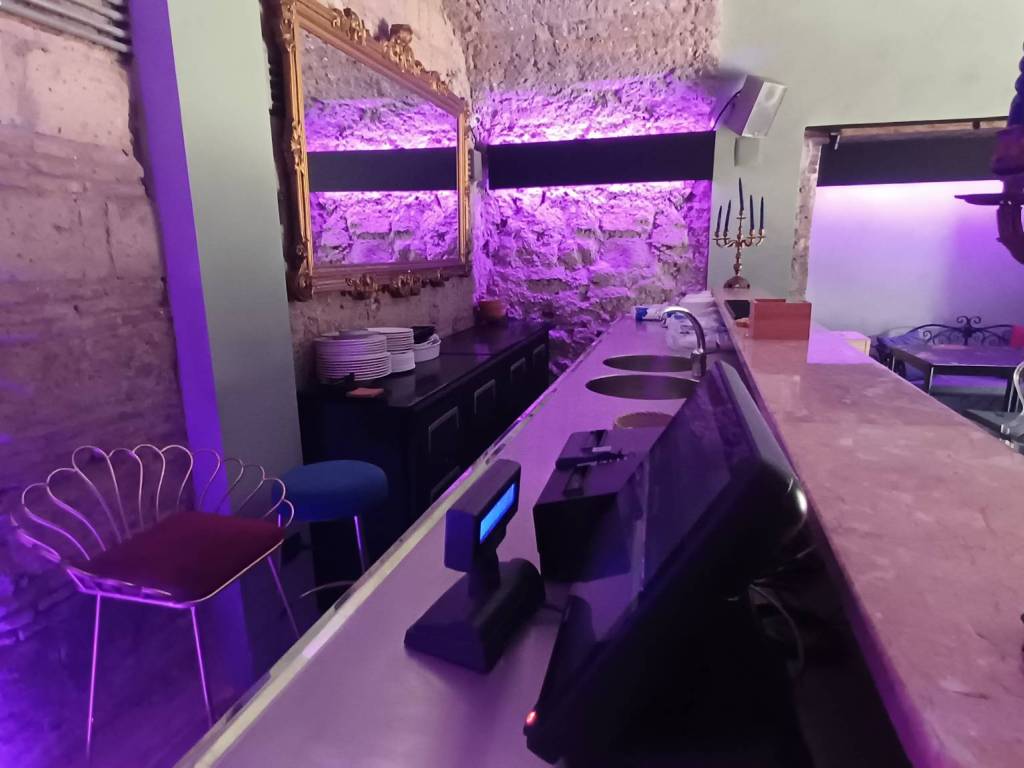 negozio in affitto a Napoli in zona Chiaia