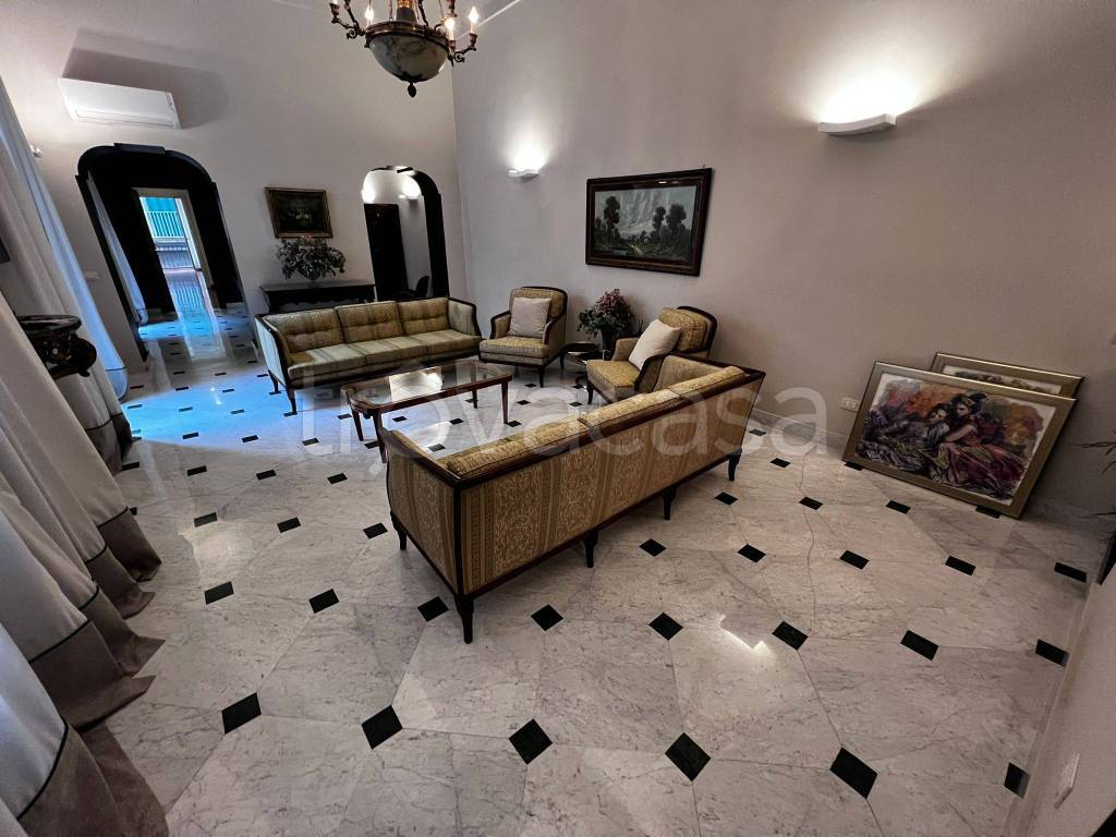 appartamento in affitto a Napoli in zona Chiaia