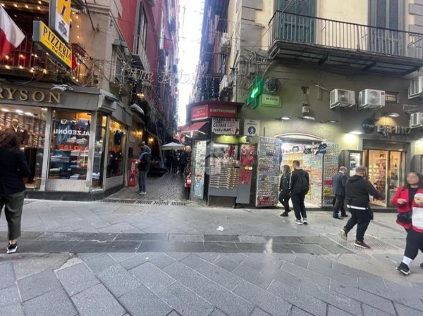 locale commerciale in affitto a Napoli in zona San Ferdinando