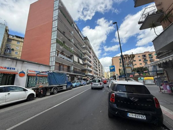 negozio in affitto a Napoli in zona Fuorigrotta