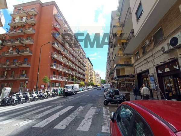 negozio in affitto a Napoli in zona Vomero