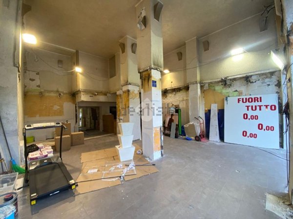 negozio in affitto a Napoli in zona Fuorigrotta